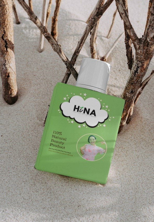 Model wearing plain white basic tee.